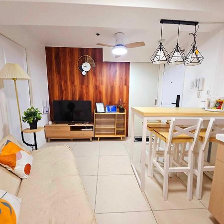 كويزون سيتي Acellyne'S Suites At The Residences At Commonwealth By Century المظهر الخارجي الصورة