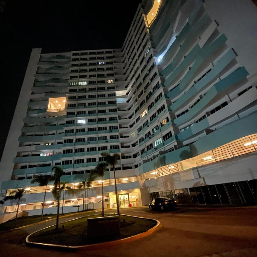 كويزون سيتي Acellyne'S Suites At The Residences At Commonwealth By Century المظهر الخارجي الصورة