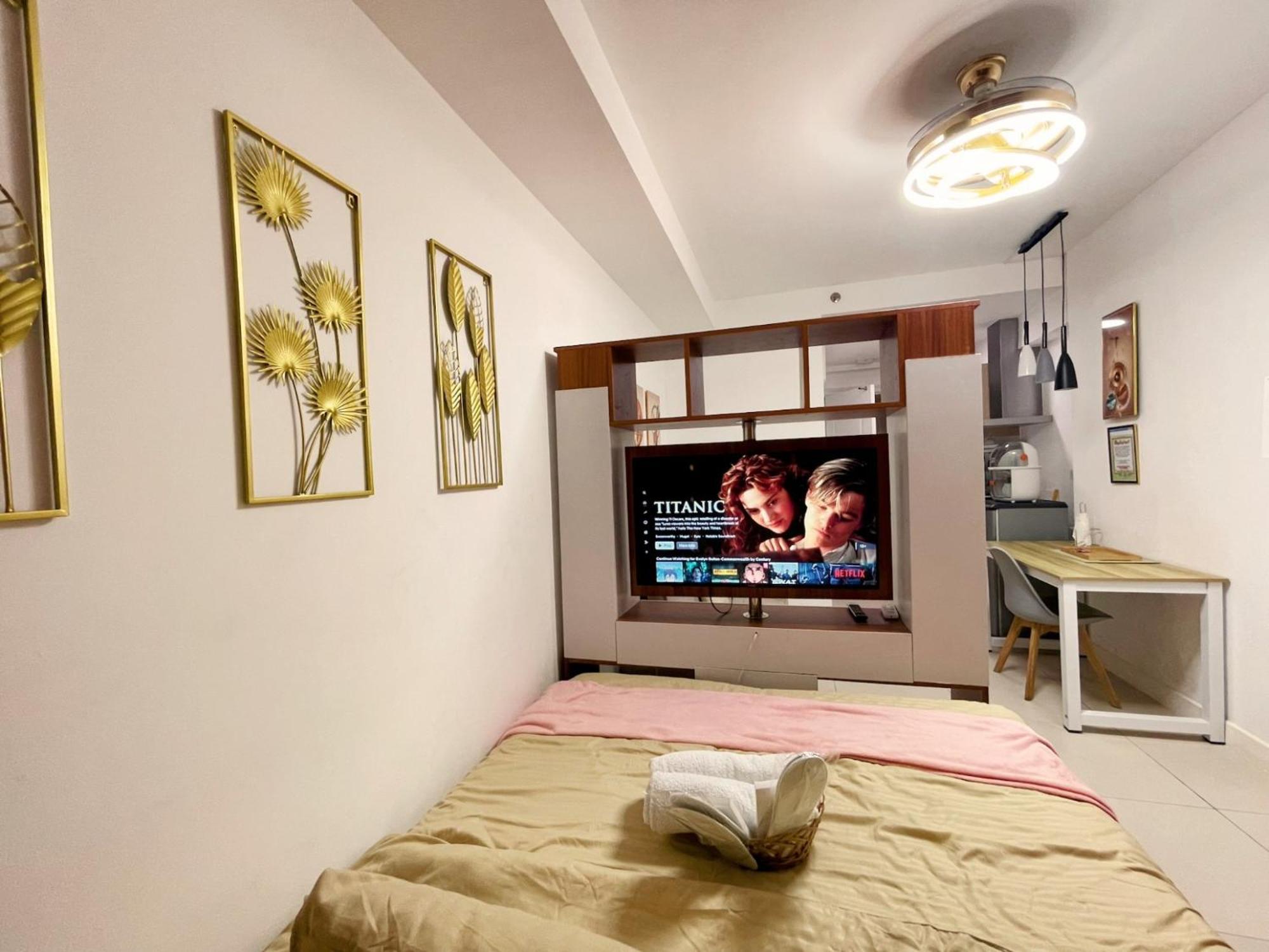 كويزون سيتي Acellyne'S Suites At The Residences At Commonwealth By Century الغرفة الصورة