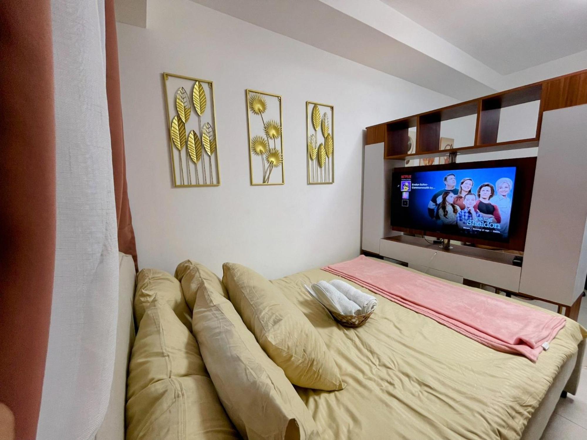 كويزون سيتي Acellyne'S Suites At The Residences At Commonwealth By Century الغرفة الصورة