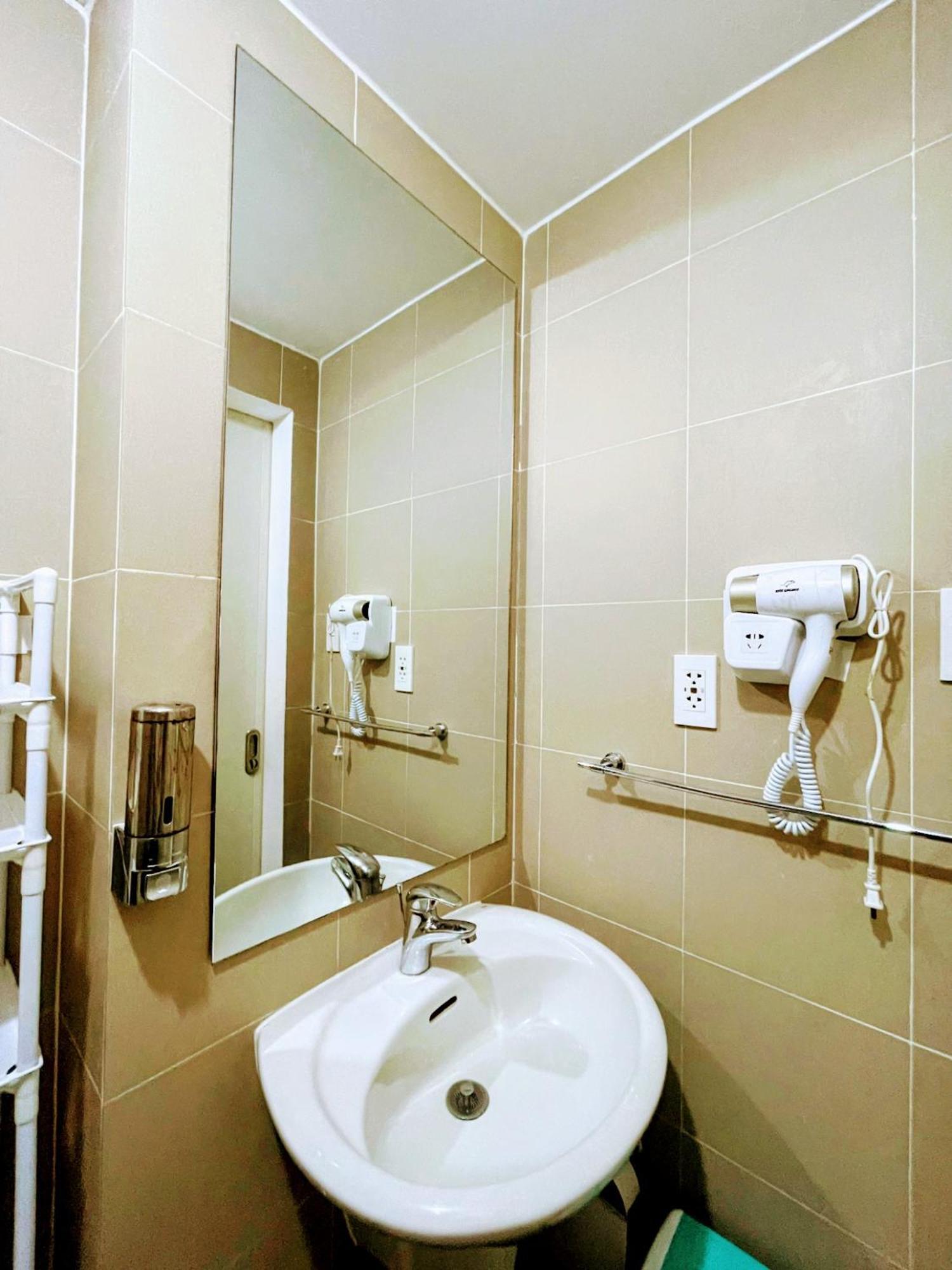 كويزون سيتي Acellyne'S Suites At The Residences At Commonwealth By Century الغرفة الصورة