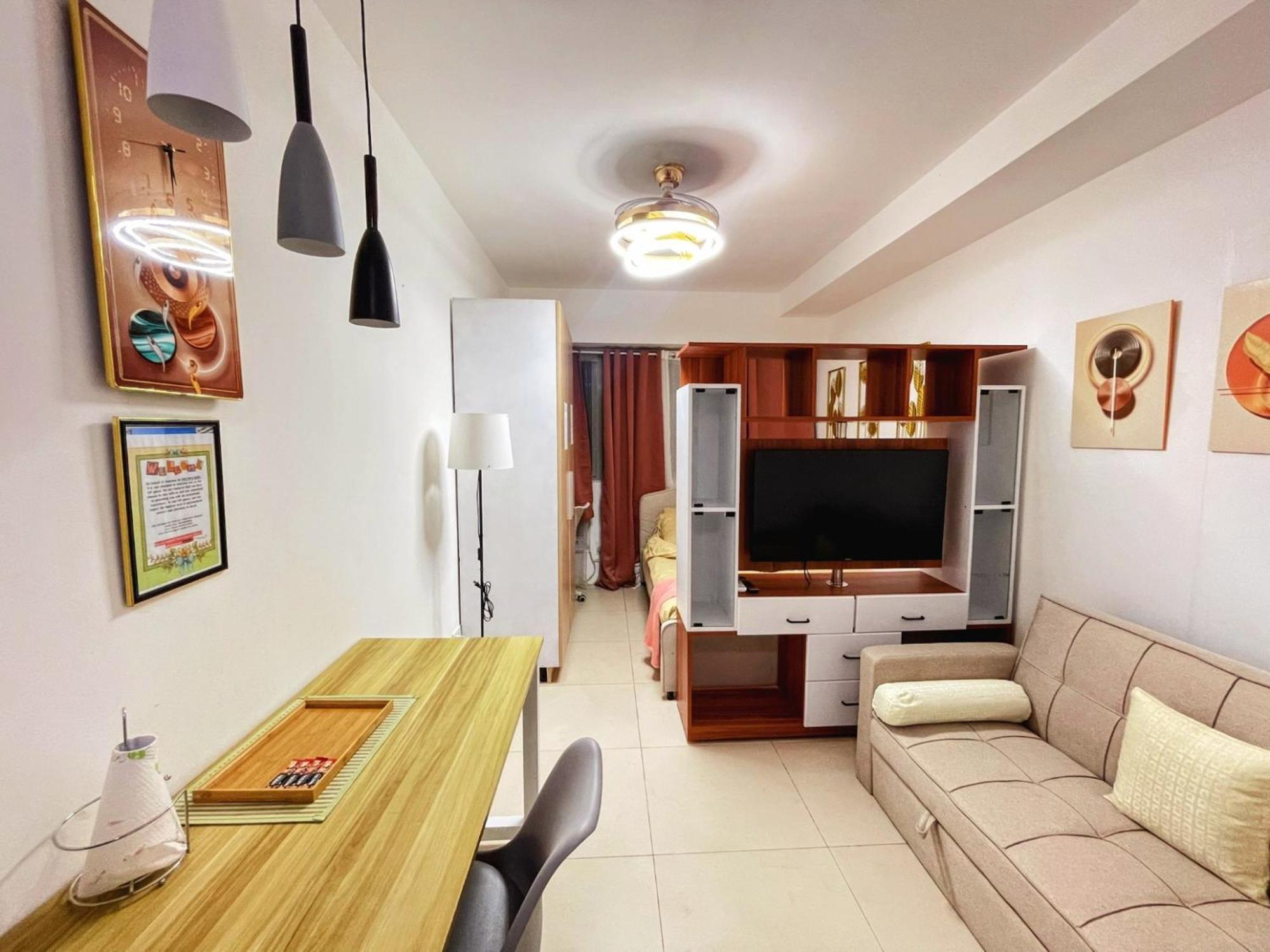 كويزون سيتي Acellyne'S Suites At The Residences At Commonwealth By Century الغرفة الصورة