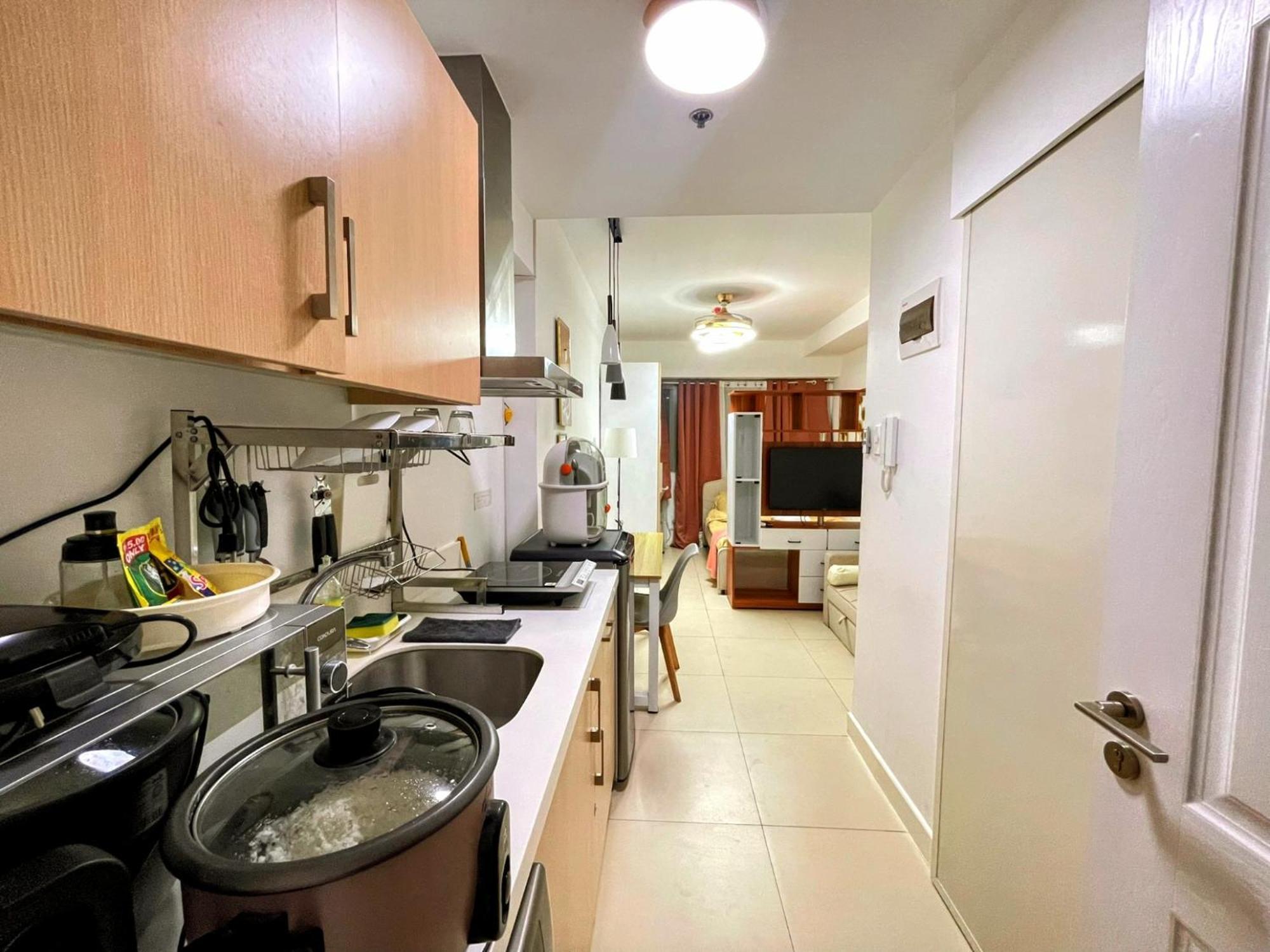 كويزون سيتي Acellyne'S Suites At The Residences At Commonwealth By Century الغرفة الصورة