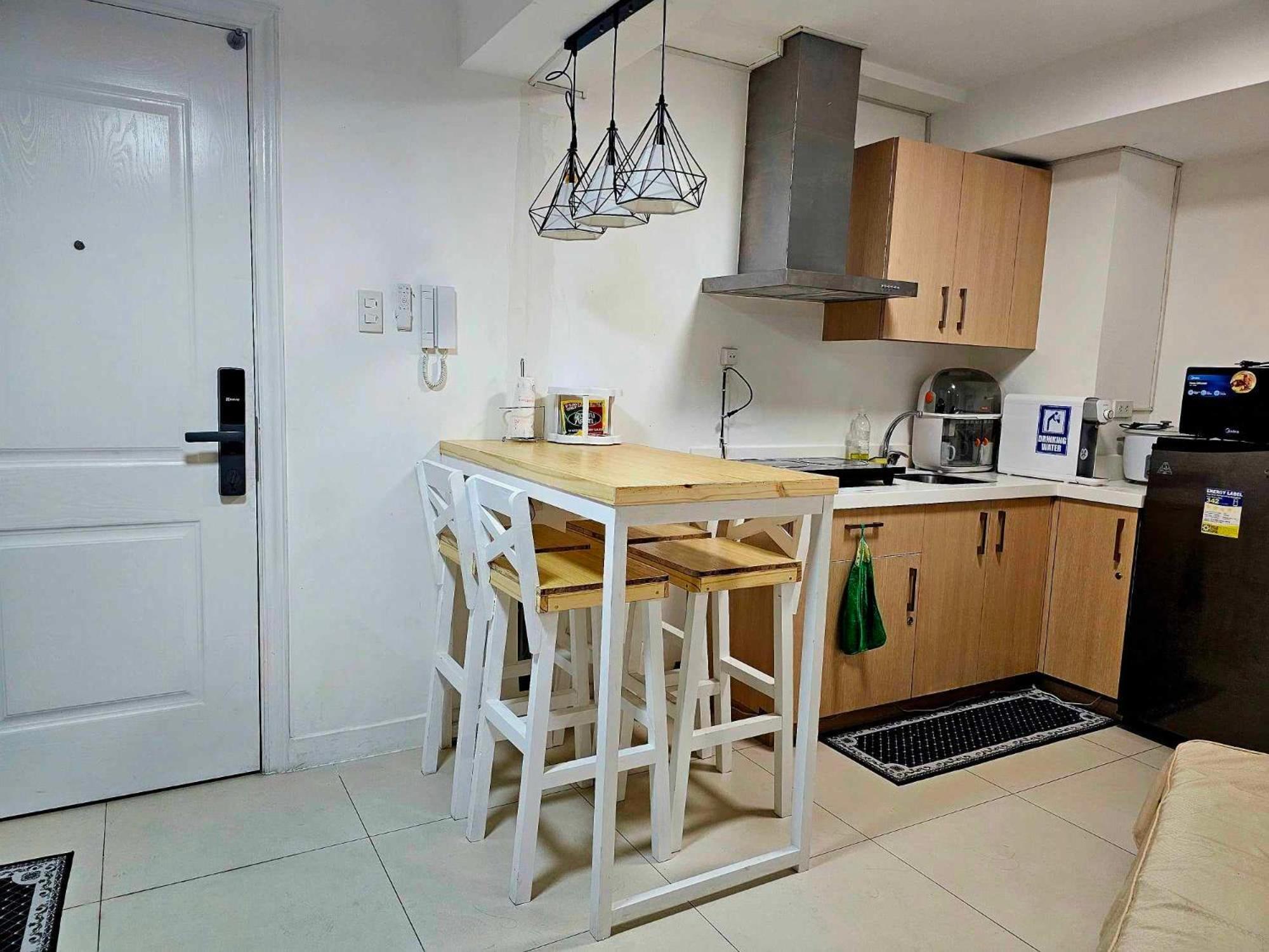 كويزون سيتي Acellyne'S Suites At The Residences At Commonwealth By Century المظهر الخارجي الصورة