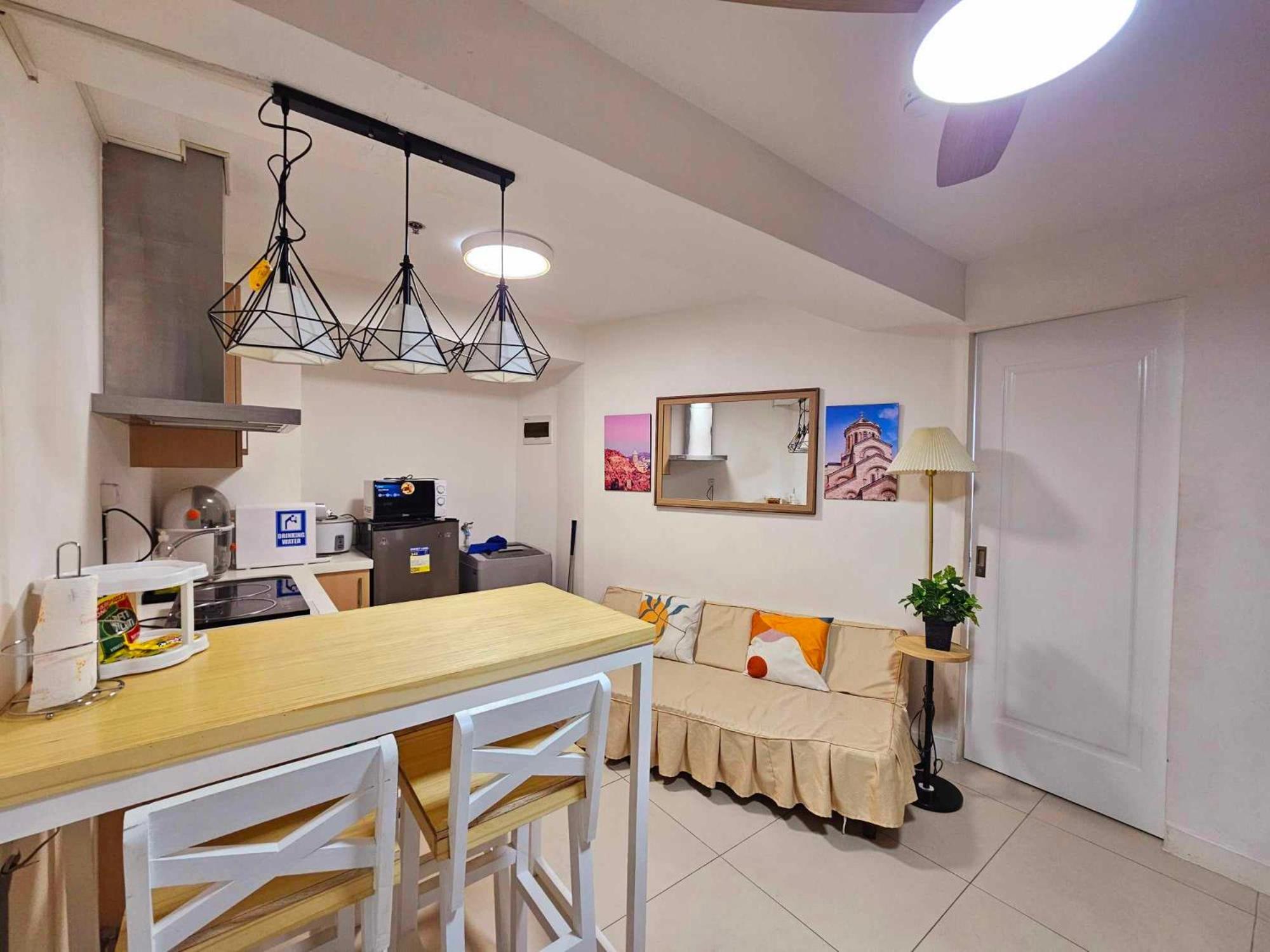 كويزون سيتي Acellyne'S Suites At The Residences At Commonwealth By Century المظهر الخارجي الصورة